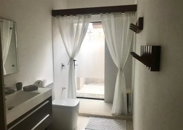 Blue Iguana - Red Room Guest house Tamarindo